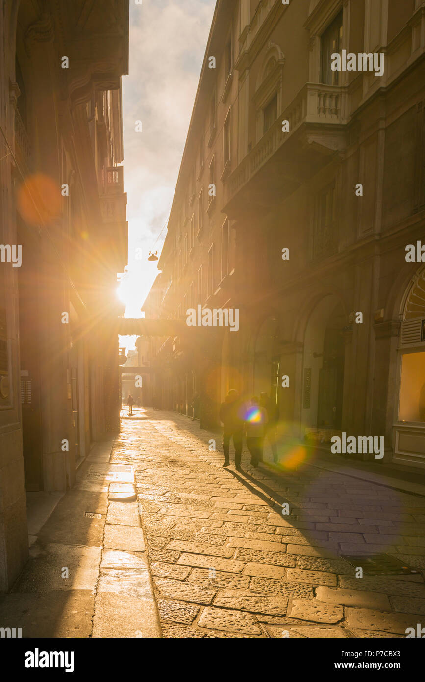 Famosa strada dello shopping 'Via della Spiga" con la luce del sole di Milano, Italia. Foto Stock