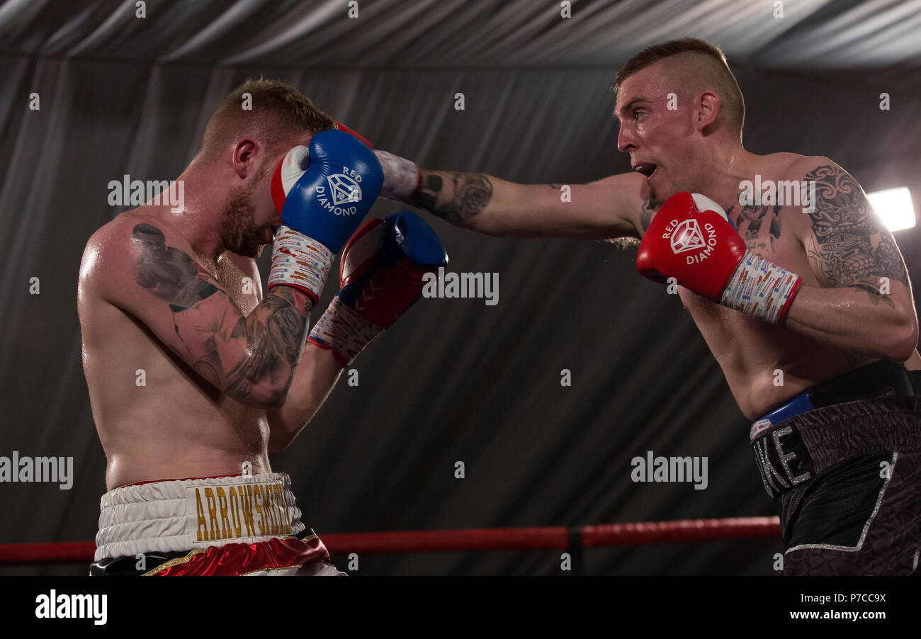 Luca Middleton beat Dale Arrowsmith nel suo debutto professionale durante la JE Promozioni evento boxe a nord Notts Arena, Worksop. Picture Data: 30 Foto Stock