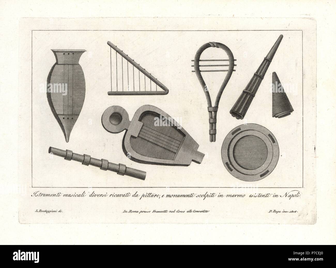 Antico romano strumenti musicali da dipinti e marmo scolpito monumenti di Napoli tra sistrum, cithara, liuto, lira, trigono, avvisatore acustico e tamburello. Incisione su rame di Pietro Ruga dopo una illustrazione di Lorenzo Rocceggiani dalla propria 100 piastre di costumi religiosi, civili e militari, degli Egizi, degli etruschi, dei Greci e dei romani, Franzetti, Roma, 1802. Foto Stock