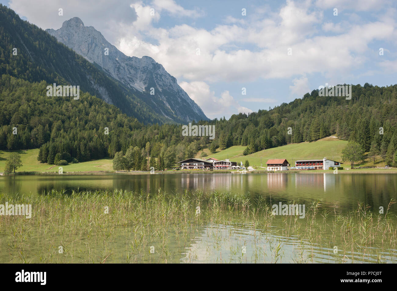 Montagna Lago lautersee, mittenwald, montagne del Wetterstein, montagne Karwendel, Garmisch - Partenkirchen, werdenfelser land, Alta Baviera, alpi, Baviera, Germania Foto Stock