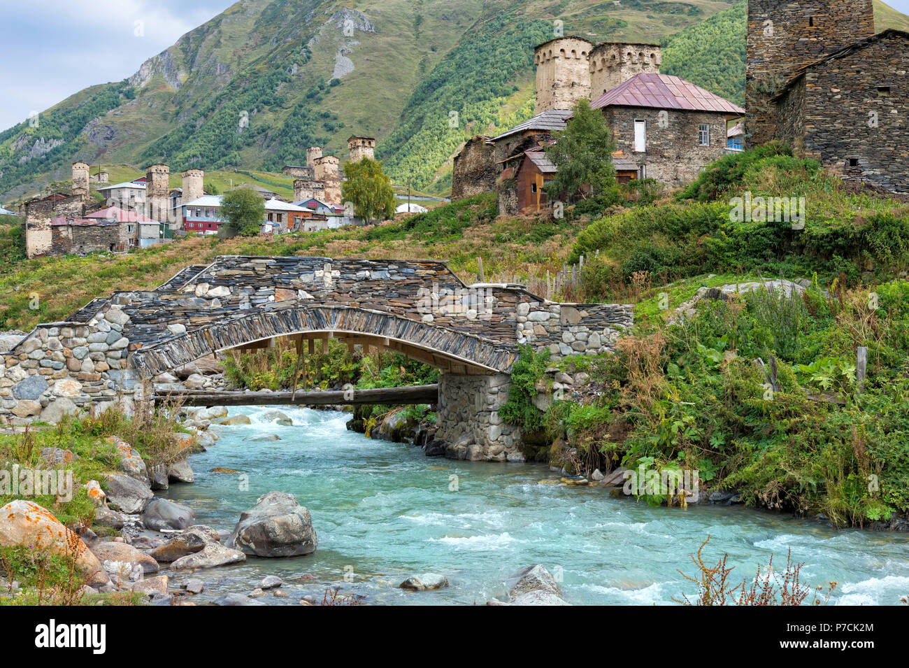 Tradizionale Svanetian medievale torre ospita, ponte di pietra sul Patara Fiume Enguri, Ushguli villaggio, regione di Svaneti, Caucaso, Georgia Foto Stock