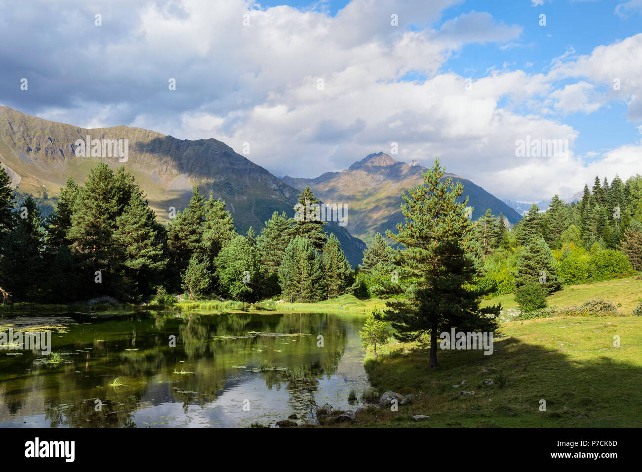 Lago di montagna nelle montagne Shkhara, Mestia, regione di Svaneti, Georgia Foto Stock