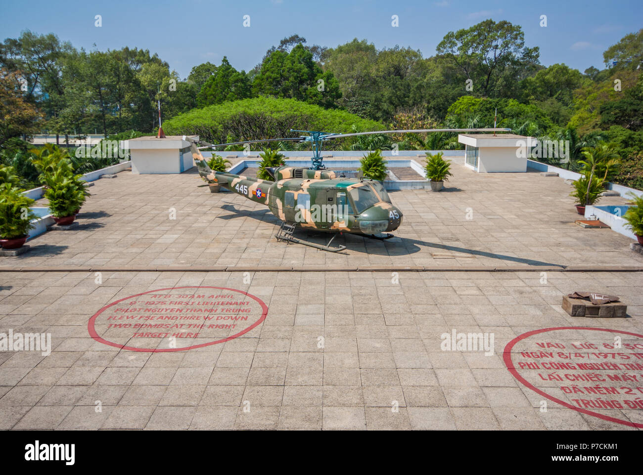 A Saigon, Vietnam - i segni e i ricordi della guerra del Vietnam sono ancora presente e visibile al giorno d'oggi. Qui in particolare il Vietnam War Museum Foto Stock