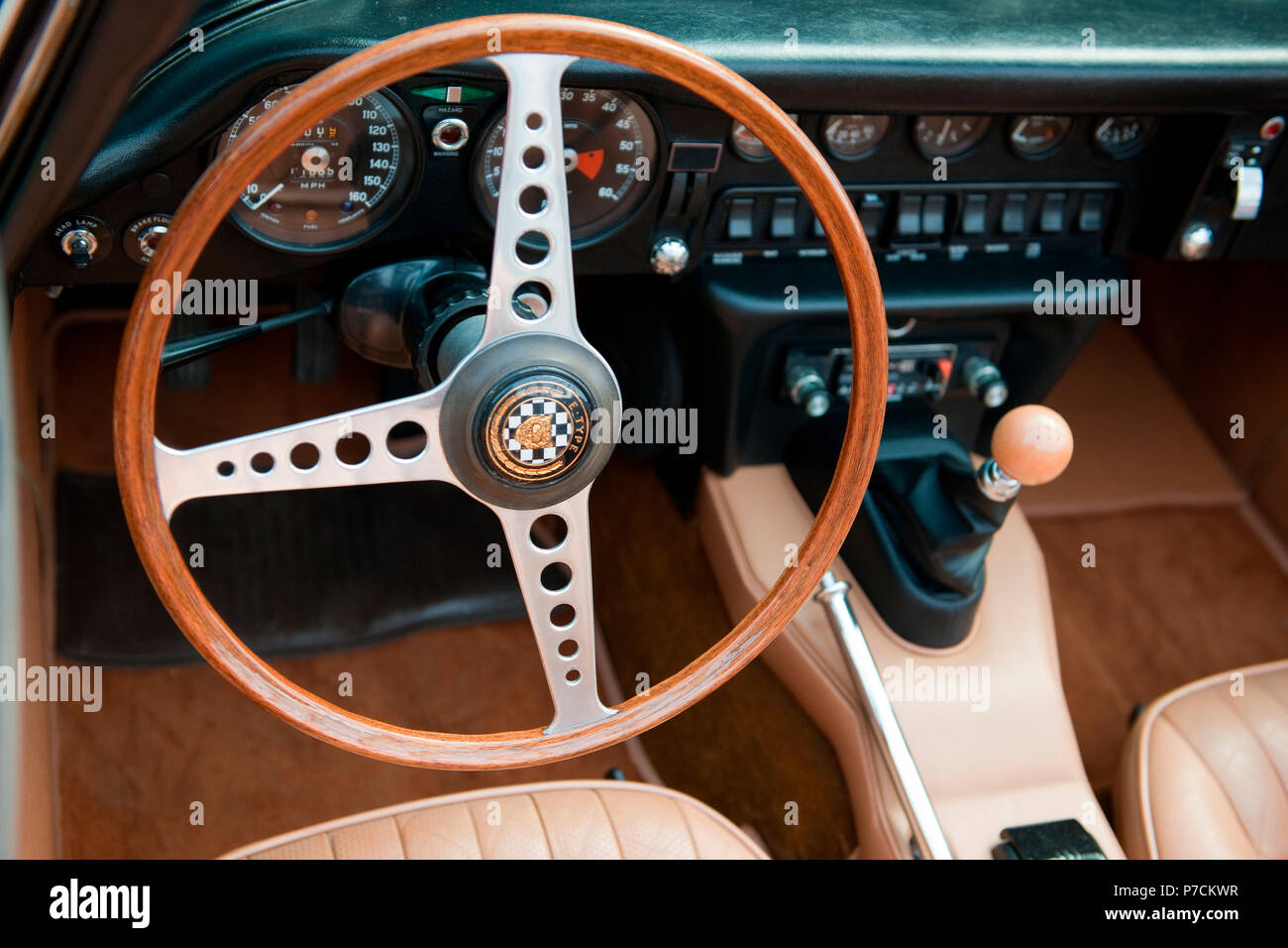 Jaguar E-Type classic car, volante in legno, marcia stick, leva del cambio, il cambio marcia, trasmissione manuale, veterano britannico auto, Gran Bretagna Foto Stock