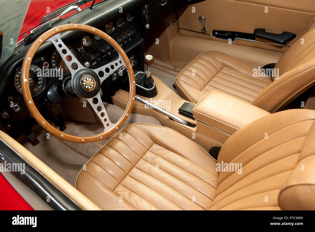 Jaguar E-Type classic car, il sedile in pelle, volante in legno, marcia stick, leva del cambio, il cambio marcia, trasmissione manuale, Gran Bretagna Foto Stock