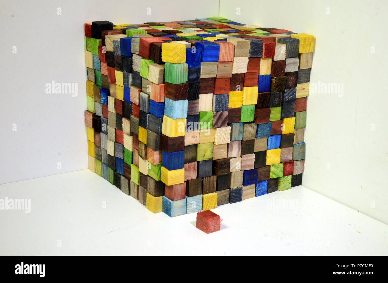 Un cubo fatto di legno colorato a cubetti, ogni cubo è di 1x1x1 cm, il cubo wole consiste di 1000 di tali cubess, così il suo volumen è 1000 cm^3 o uno Foto Stock