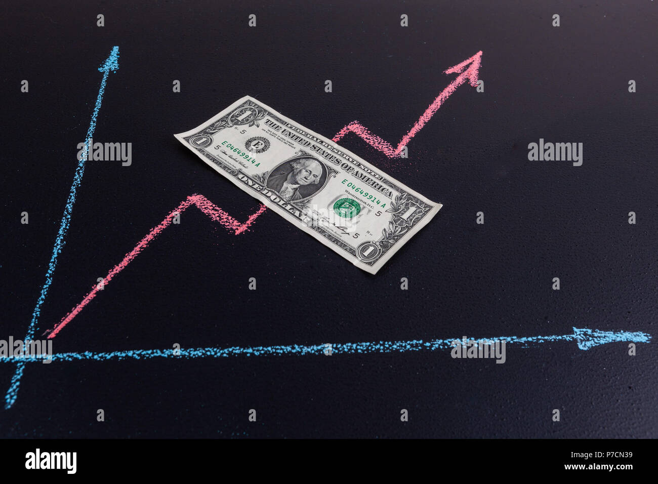 Tendenza Linea gesso disegno grafico sulla lavagna a 1 USD bill su di esso e copia dello spazio in prospettiva. Finanza e forex verso l'alto concetto di tendenza Foto Stock