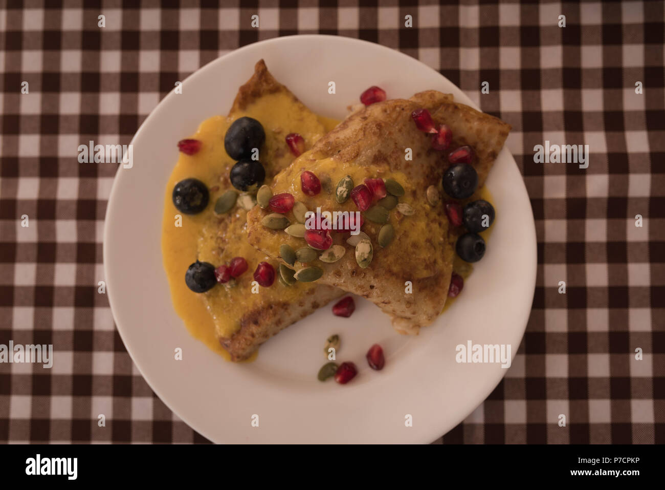 Deliziosi dessert su un tavolo a casa Foto Stock