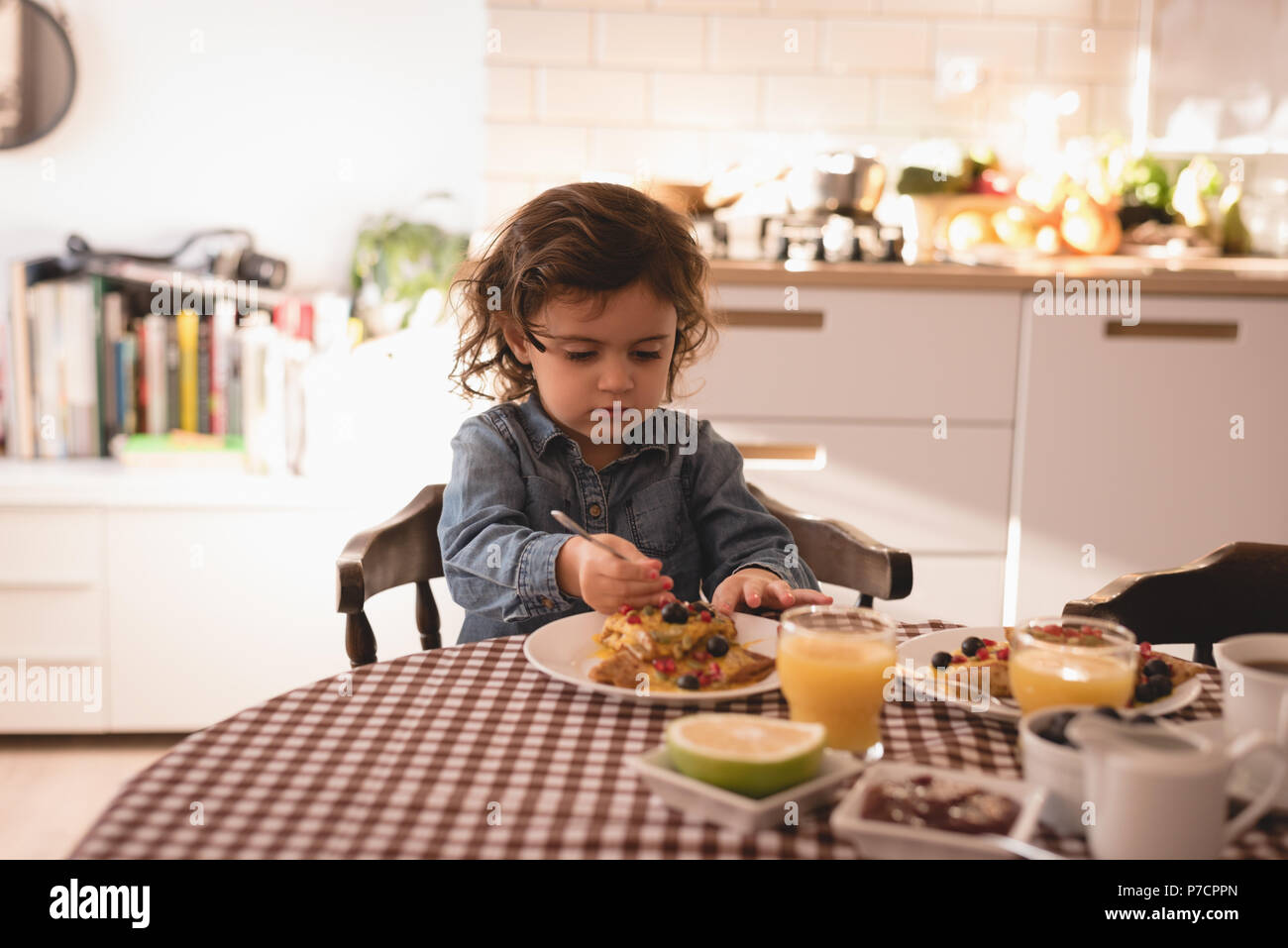 Bambina con prima colazione in cucina Foto Stock