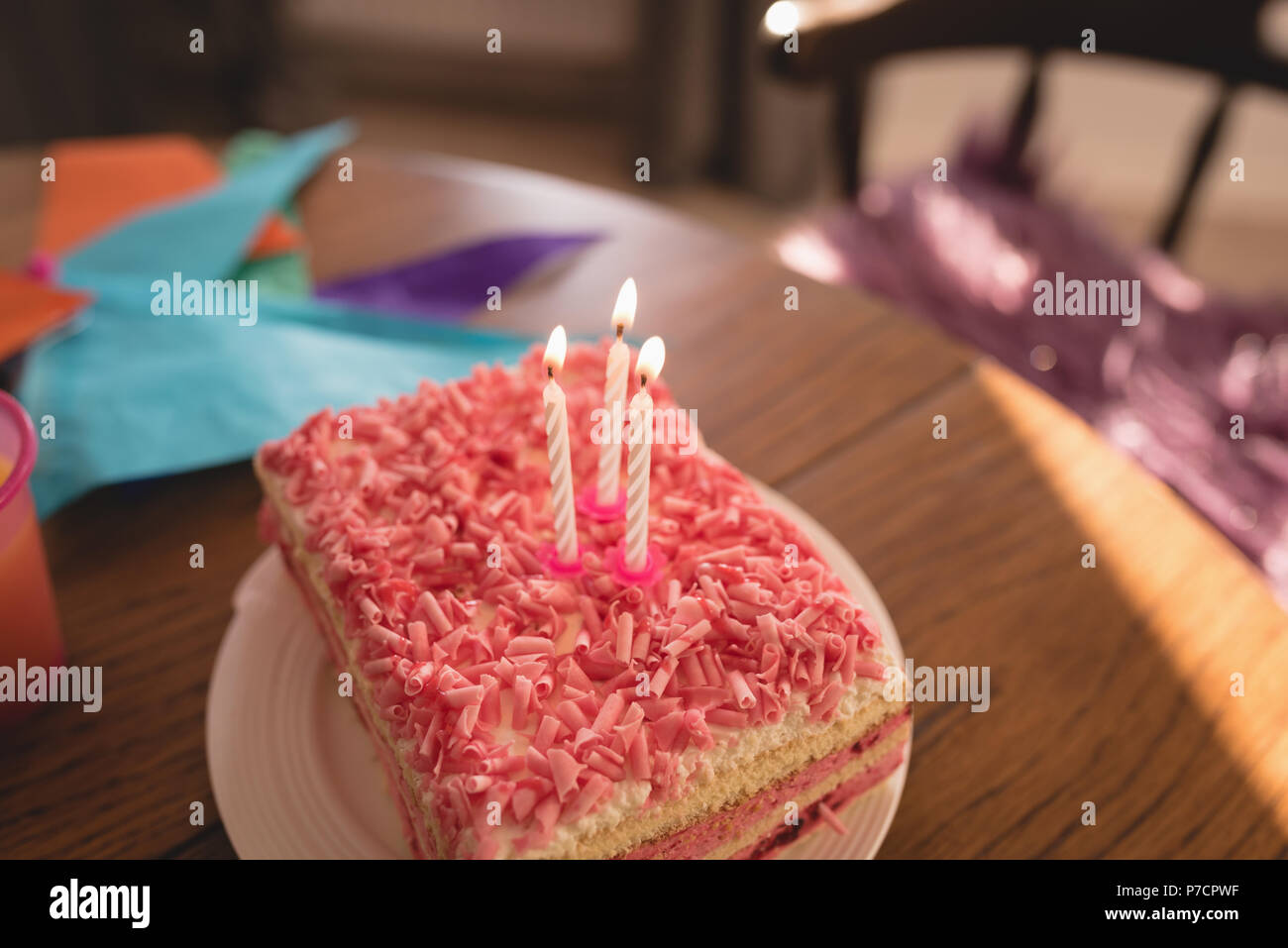 Torta di compleanno con le candele a casa Foto Stock