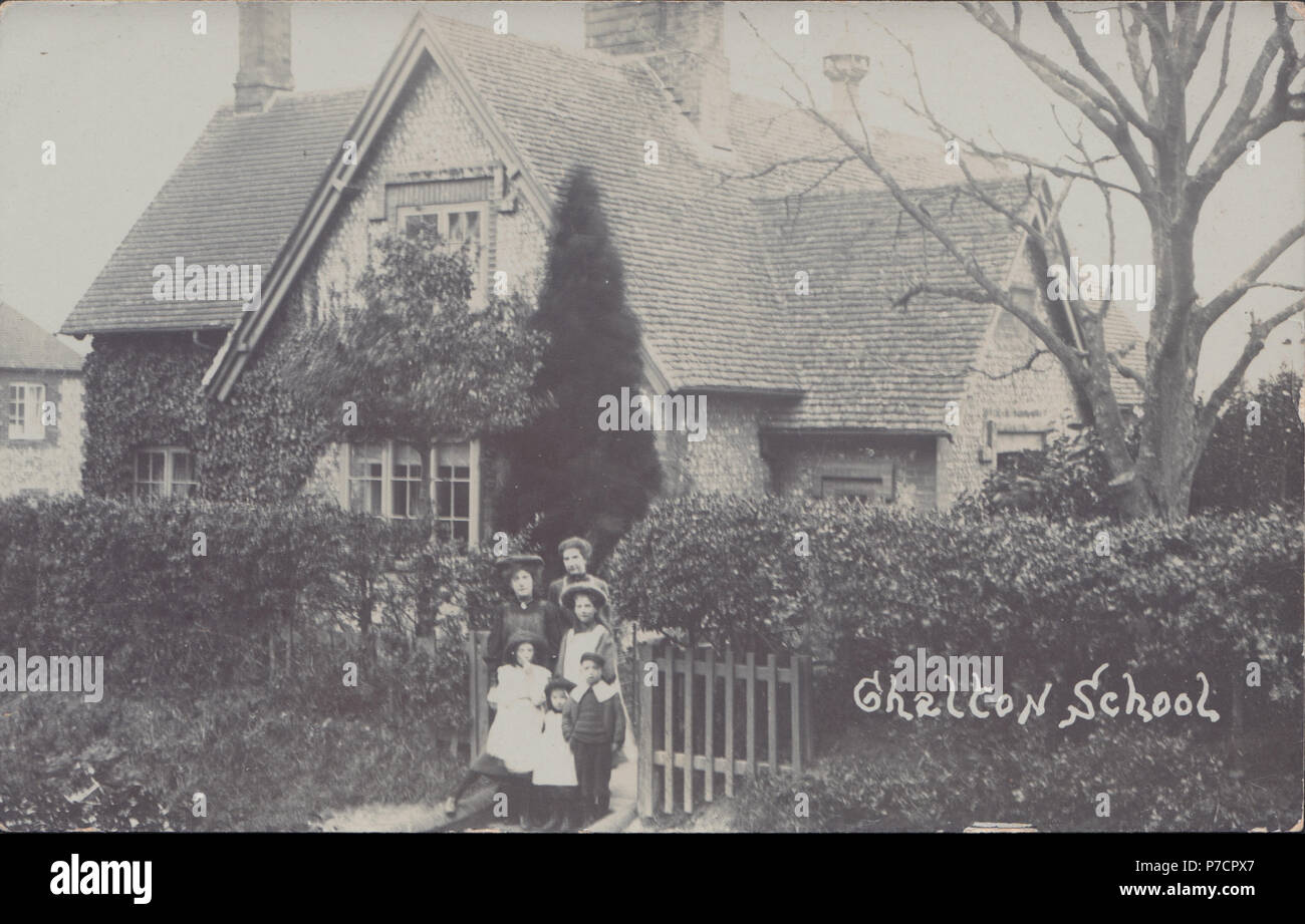 Vintage fotografia reale dei bambini e la loro insegnante al di fuori della scuola Chalton, Hampshire, Inghilterra, Regno Unito Foto Stock