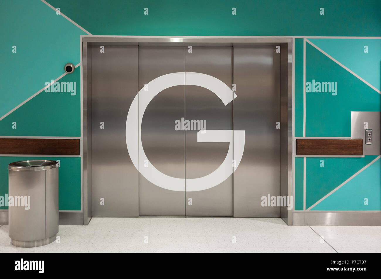 Primo piano delle porte di ascensore al piano terra di edificio pubblico Foto Stock