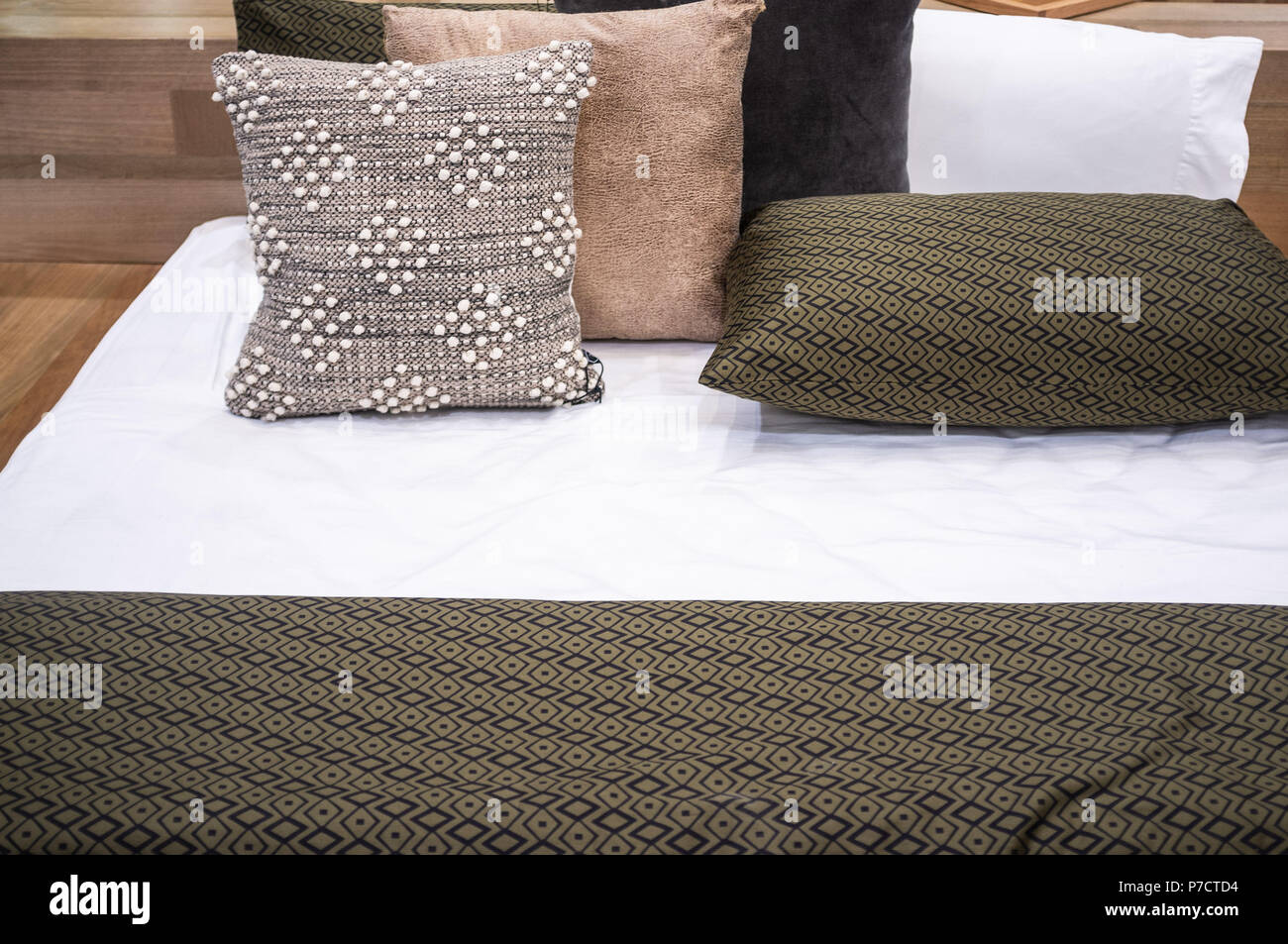 Disposizione dei cuscini sul letto - interior design della camera da letto Foto Stock