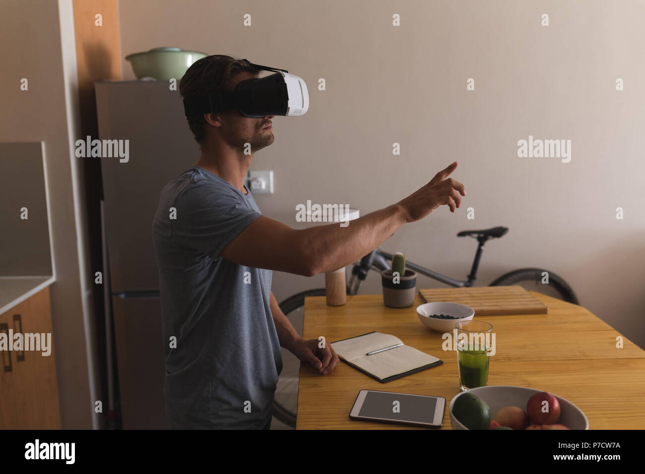 Uomo con la realtà virtuale auricolare Foto Stock