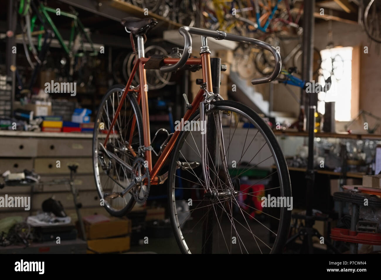 Bicicletta appesa in officina Foto Stock