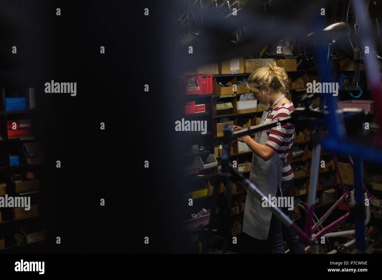 Meccanico femmina il lavoro in officina Foto Stock