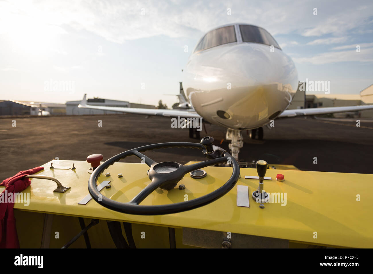 Jet Privato con il carrello in corrispondenza del terminale Foto Stock