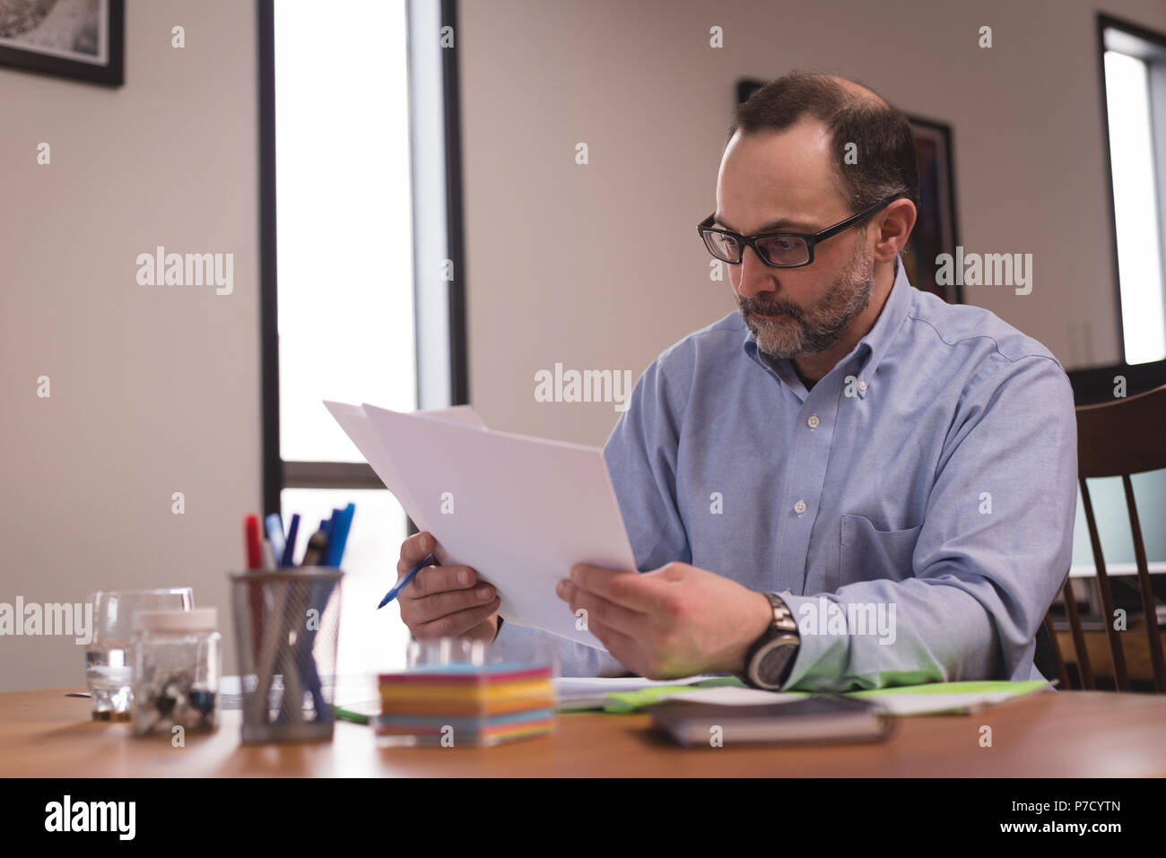 Executive maschio alla ricerca di documenti Foto Stock