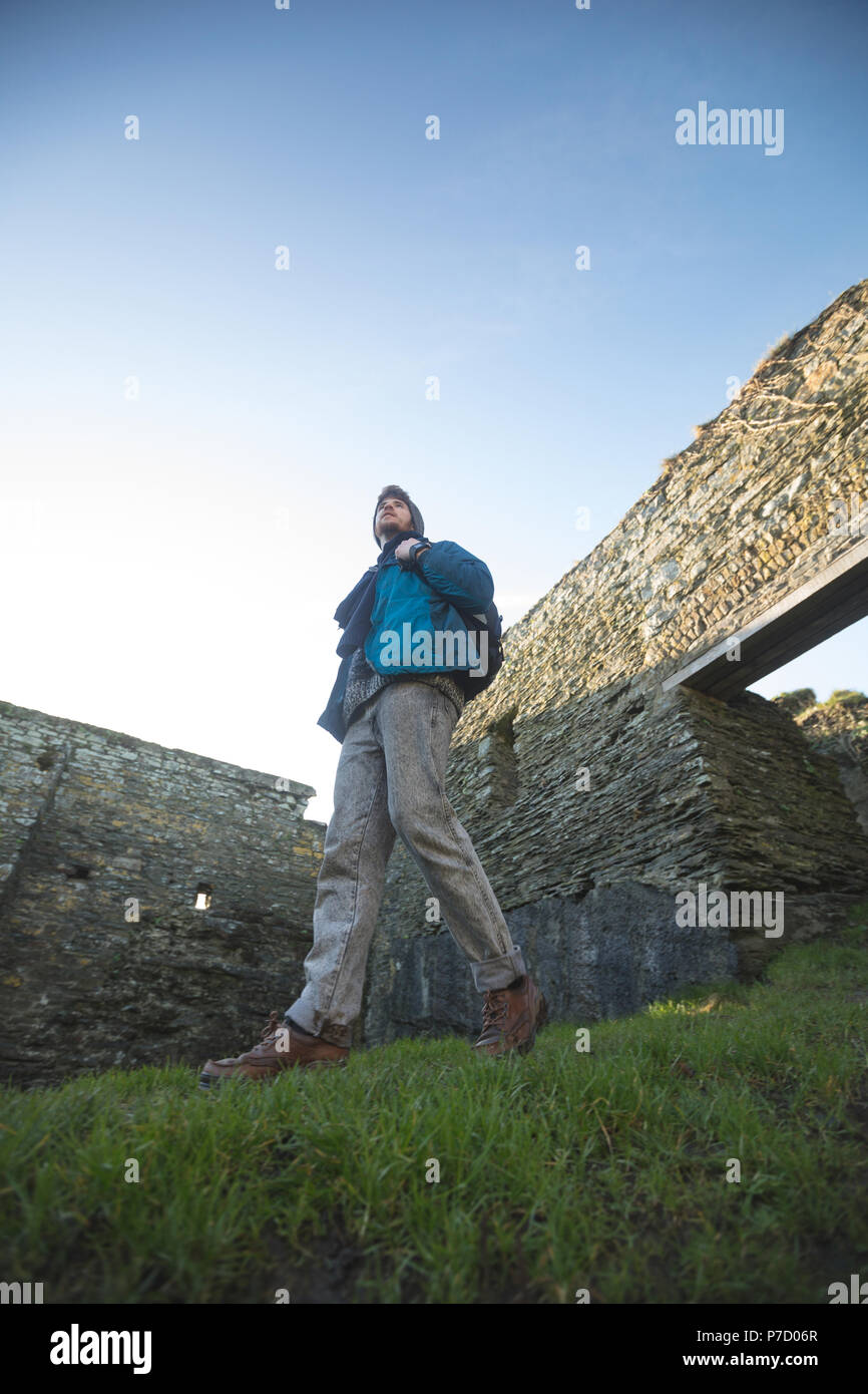 Maschio di escursionisti a piedi nel vecchio rudere in campagna Foto Stock