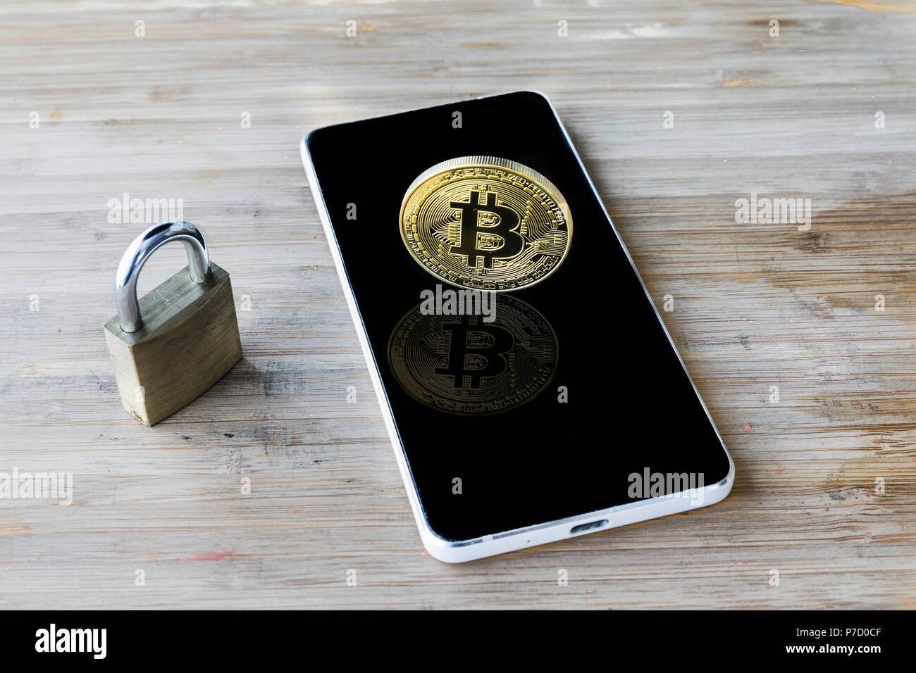 Un Bitcoin Cryptocurrency Bit digitale medaglia BTC valuta la tecnologia Internet Business concetto. Bitcoin su smartphone Foto Stock