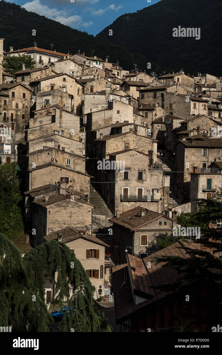 Piccole città delle montagne d'Abruzzo, Italia Foto Stock