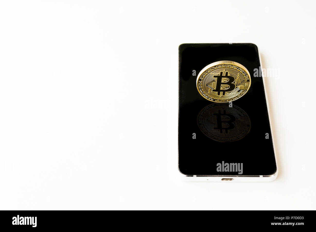 Un Bitcoin Cryptocurrency Bit digitale medaglia BTC valuta la tecnologia Internet Business concetto. Bitcoin su smartphone Foto Stock