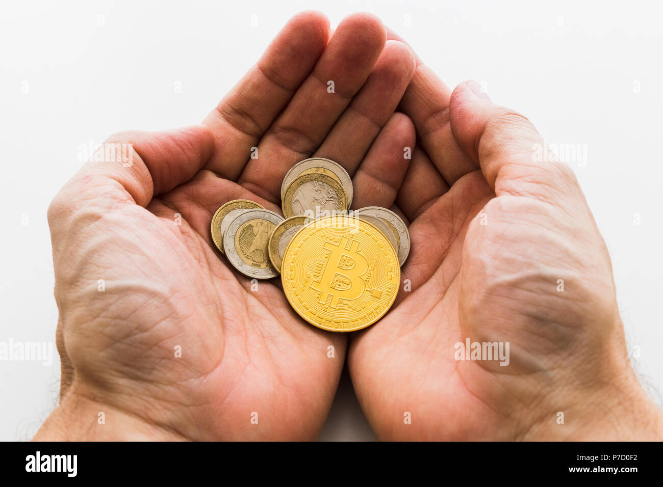 Un Bitcoin Cryptocurrency Bit digitale medaglia BTC valuta la tecnologia Internet Business concetto. Mani Bitcoin Foto Stock