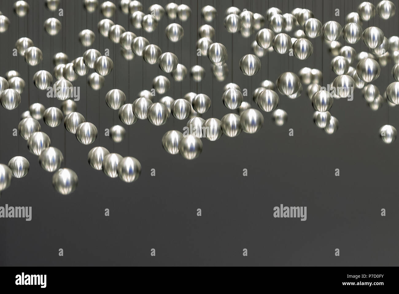 Gruppo di sfere di metallo sospeso in aria Foto Stock