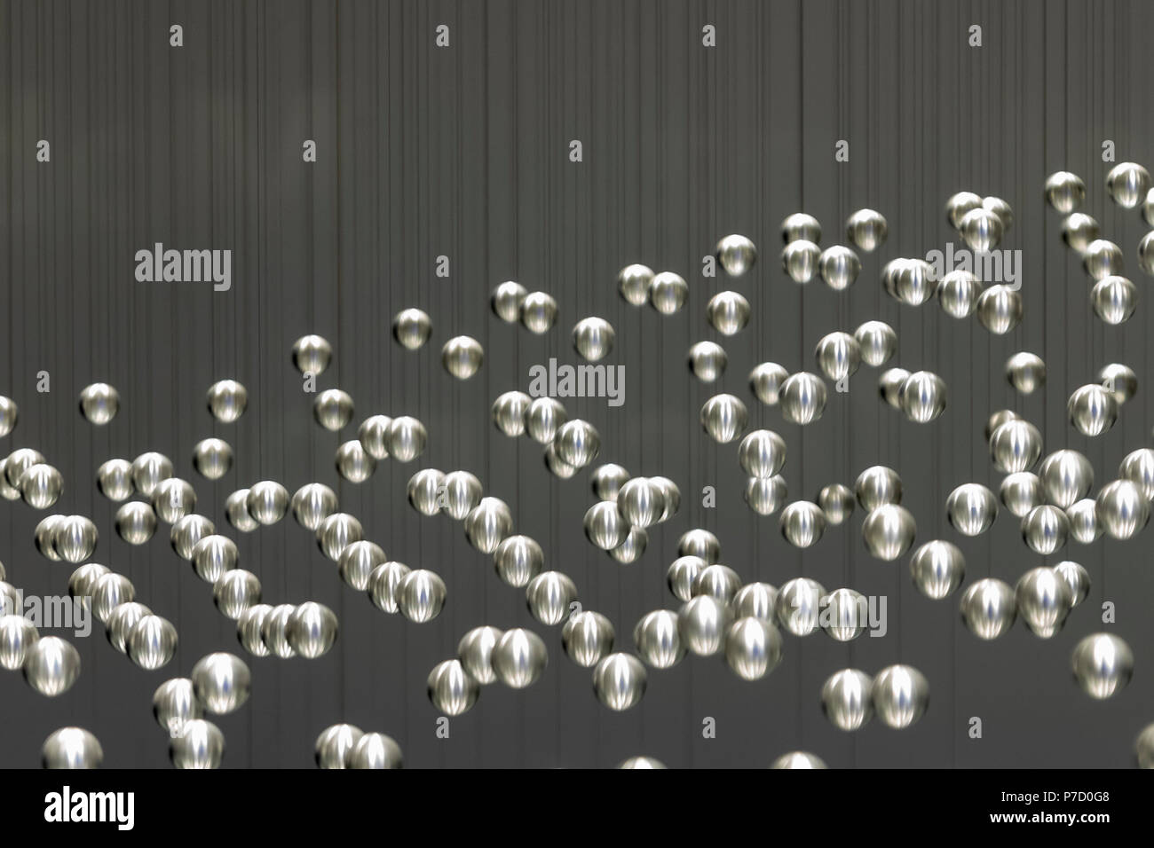 Gruppo di sfere di metallo sospeso in aria Foto Stock