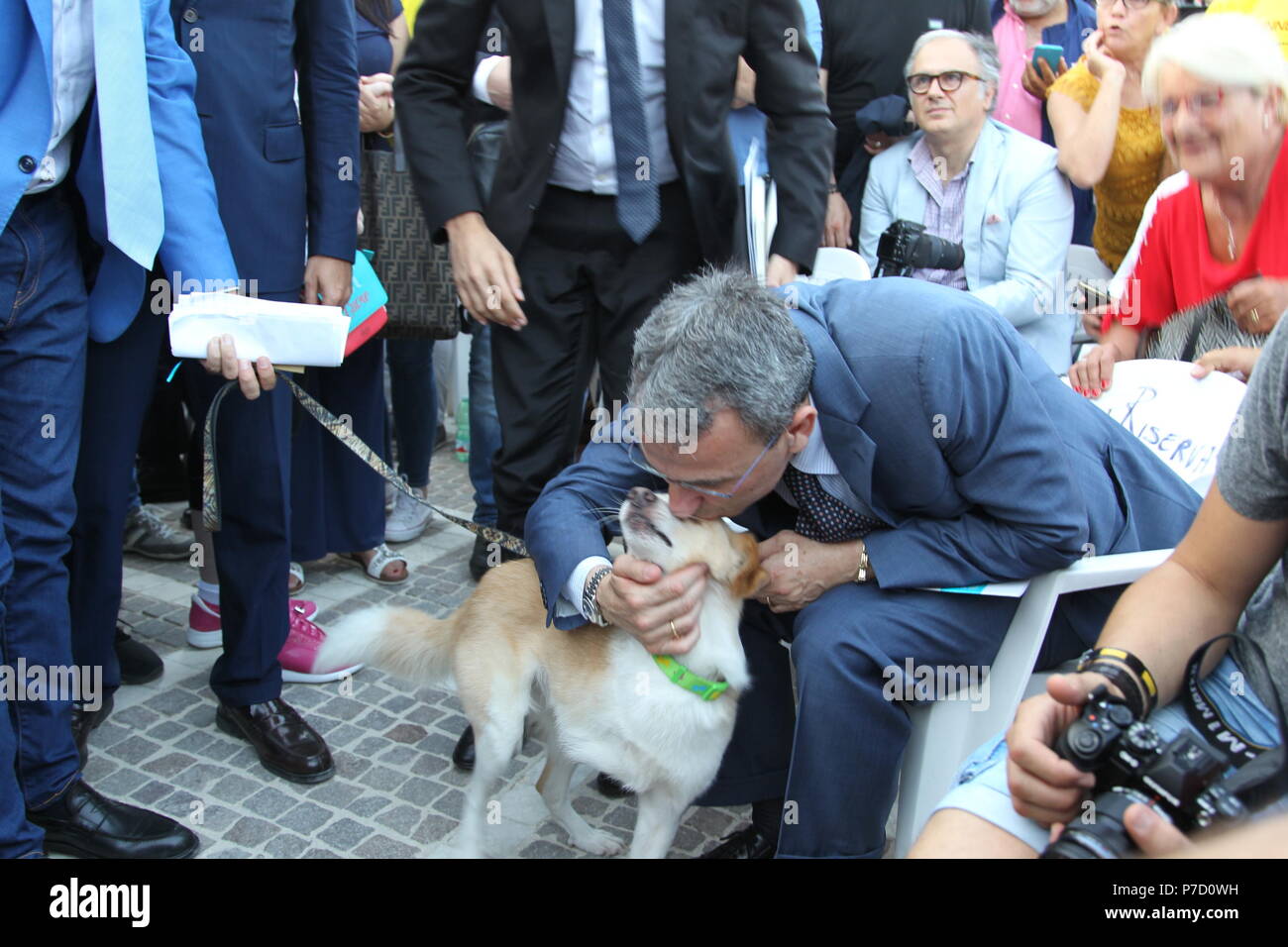 Casale di Principe, Italia. 04 Luglio, 2018. ' Festival dell'impegno civile', in occasione della "su Peppe Diana' premio, il sacerdote della Camorra vittima nel confiscati asset chiamato "Casa Don Diana".Nella foto Sergio Costa, ministro dell'Ambiente e della Tutela del Territorio e del Mare ( ministro dell' ambiente) ' Festival dell'impegno civile', in occasione della "su Peppe Diana' premio, il sacerdote della Camorra vittima nel confiscati asset chiamato "Casa Don Diana" Credito: Salvatore Esposito/Pacific Press/Alamy Live News Foto Stock