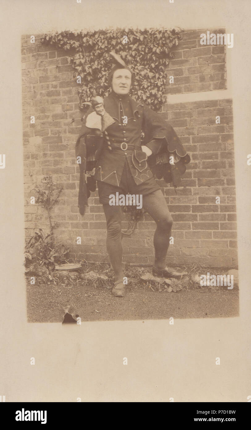 Vintage fotografia di un uomo vestito come un buffone di corte Foto Stock