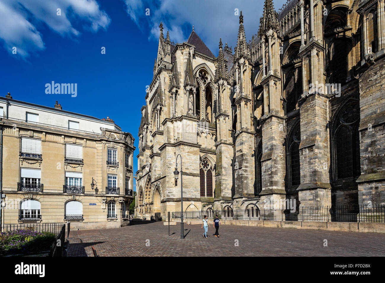 Cattedrale di Reims contro un cielo blu prese a Reims, Borgogna, in Francia il 29 giugno 2018 Foto Stock