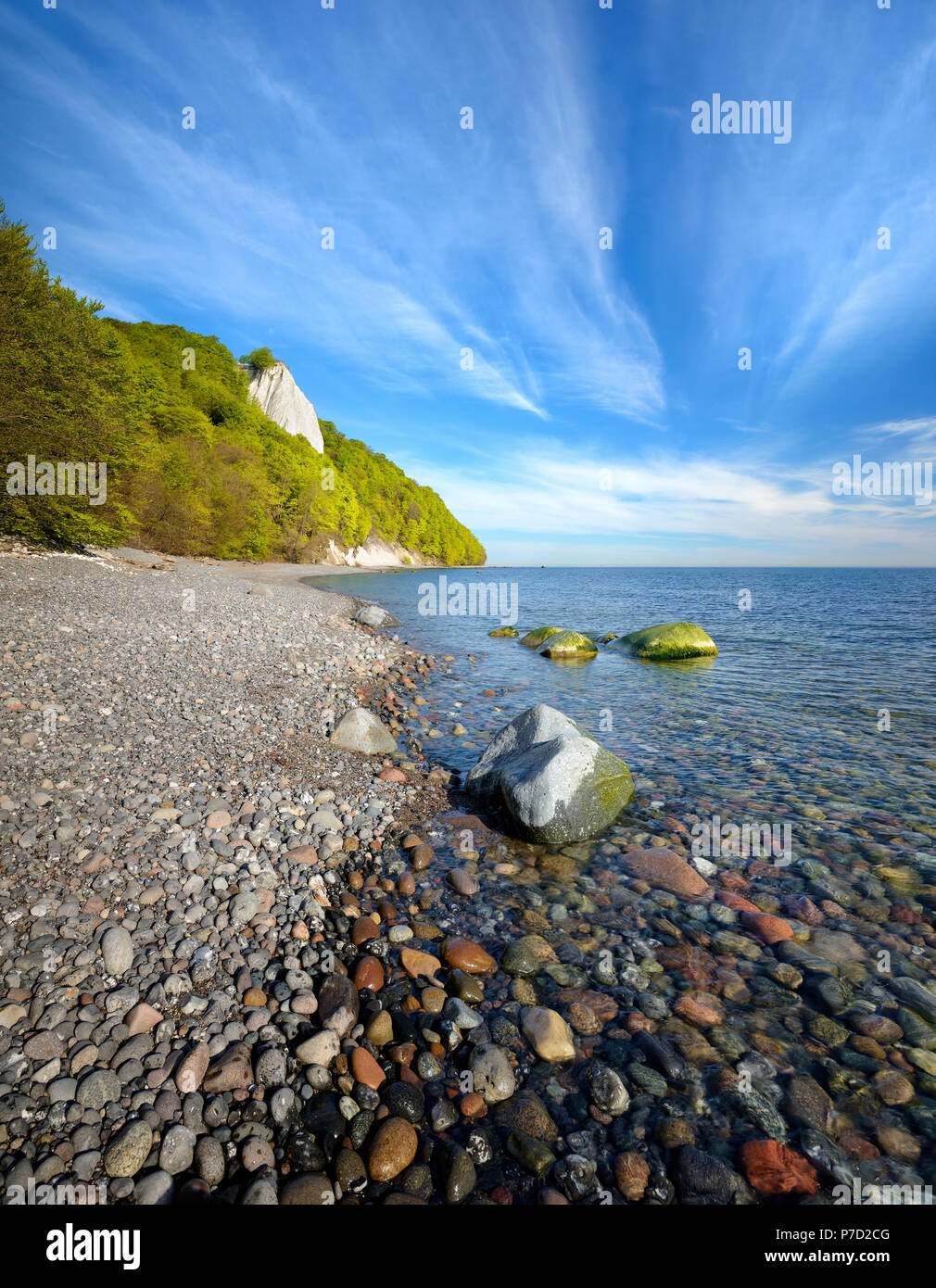 Spiaggia di pietra per il Mar Baltico, dietro il Königsstuhl, velo nuvole, Jasmund National Park, Patrimonio Mondiale dell UNESCO Foto Stock