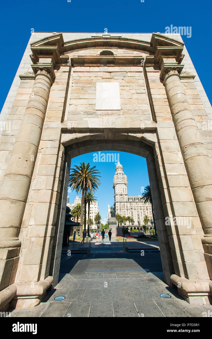 Città storica di gate, Puerta de la Ciudadela, dietro il Palacio Salvo, Plaza de la Independencia, Montevideo, Uruguay Foto Stock