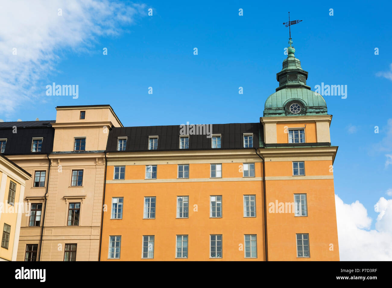 Vecchio 1910 beige e arancio edifici architettonici con file di windows, Gamla Stan, Stoccolma, Svezia Foto Stock