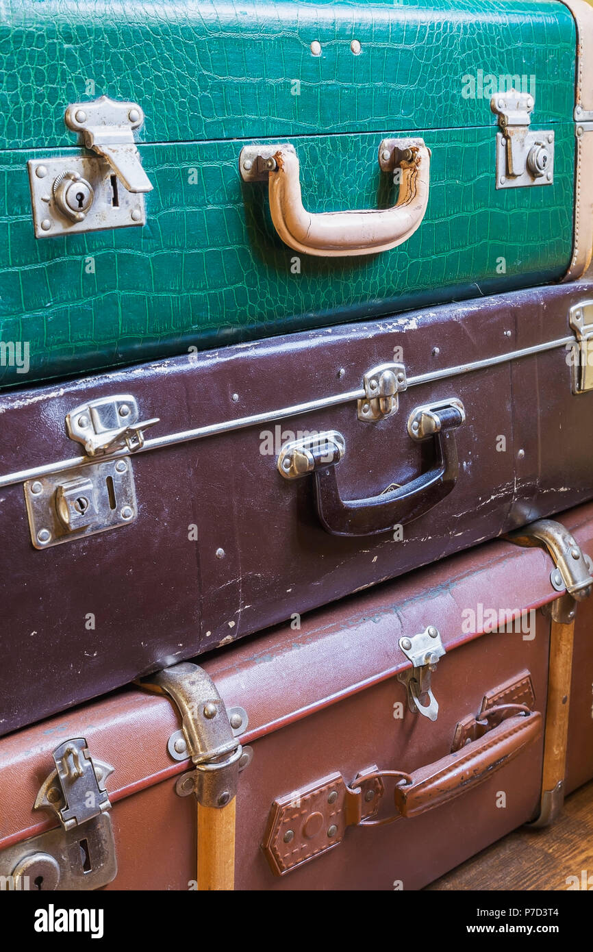 Vecchio impilati verde, marrone e marrone cuoio valigie, immagine di sfondo Foto Stock