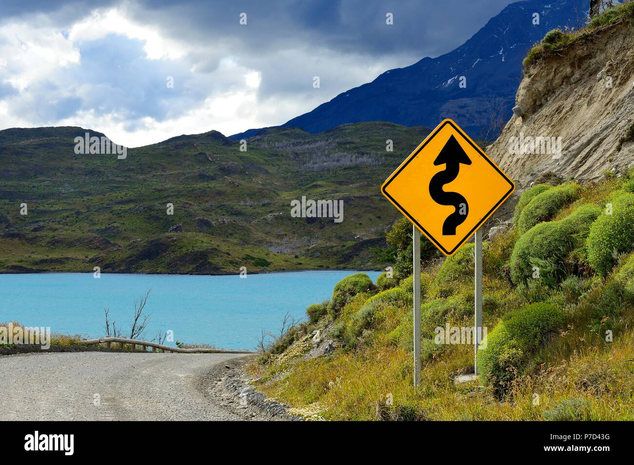 Cartello stradale attenzione curve a Lago Pehoe, Parco Nazionale Torres del Paine, Última Esperanza Provincia del Cile Foto Stock
