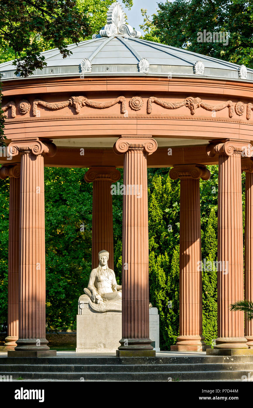 Tempio Rotondo con la scultura in marmo della dea Hygieia da Hans Dammann, Elisabethenbrunnen, spa garden Foto Stock