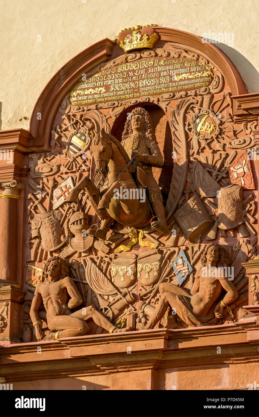 Landgrave a cavallo con altre figure e simboli di guerra, barocco gate superiore, Landgrave's Palace, Bad Homburg vor der Höhe Foto Stock