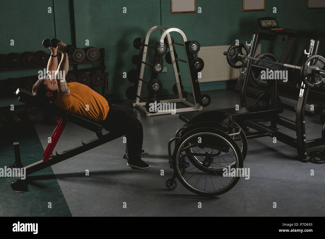 Uomo disabile esercizio con manubri Foto Stock