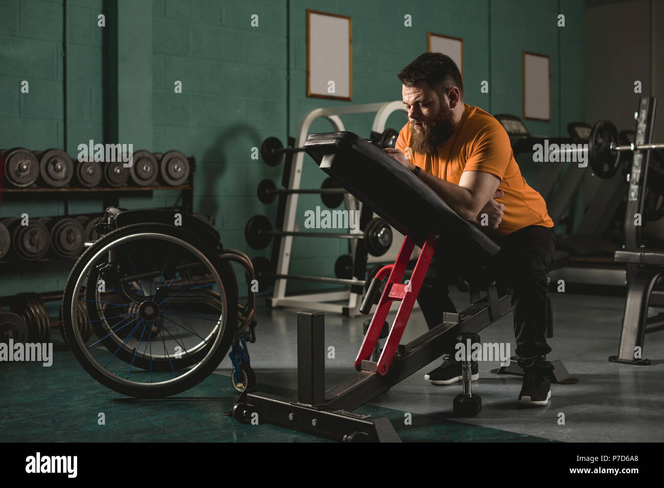 Uomo seduto sulla pressa da banco Foto Stock
