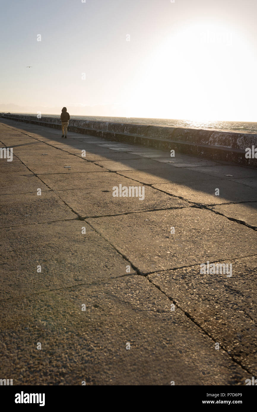 Donna che cammina sul lungomare Foto Stock