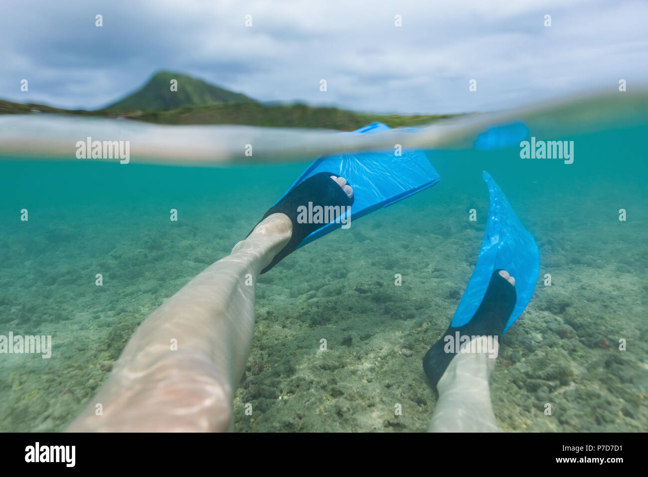 Uomo subacquee snorkeling nel mare turchese Foto Stock