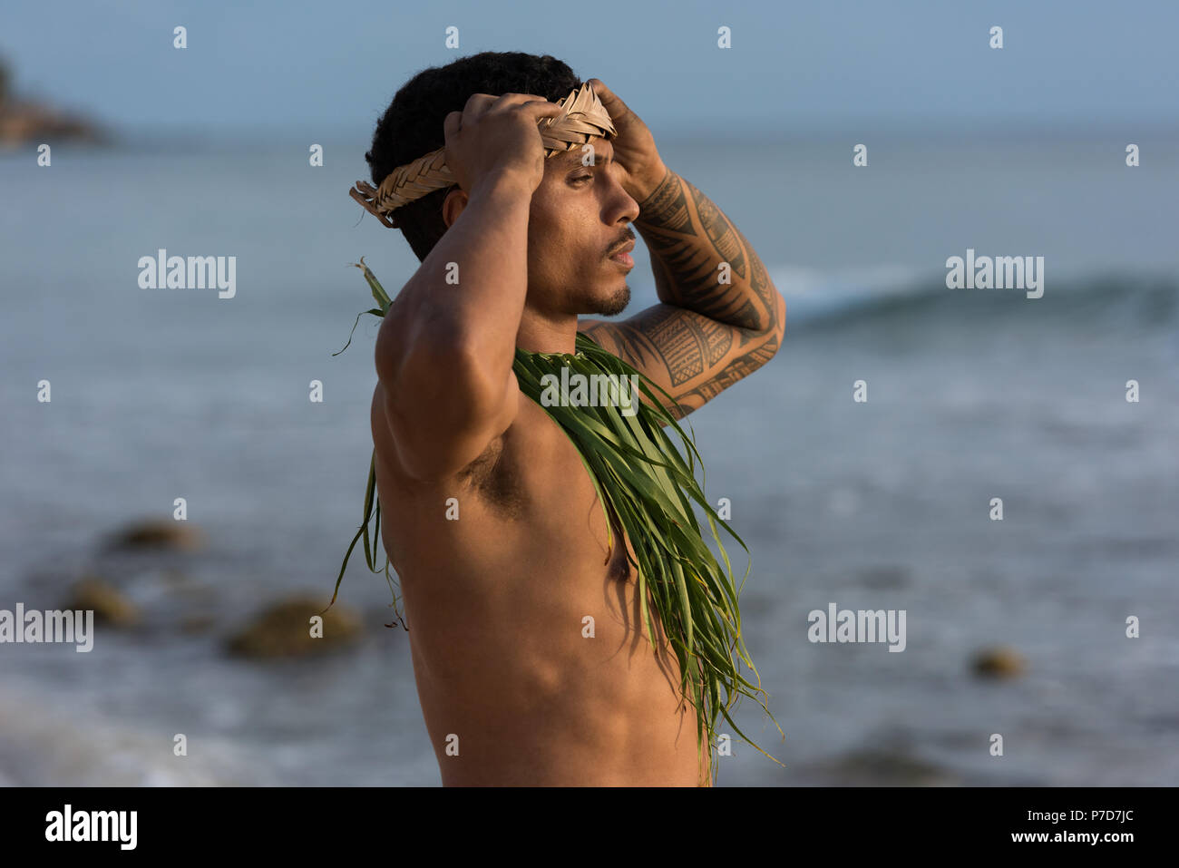 Maschio ballerino di fuoco di eseguire in spiaggia Foto Stock