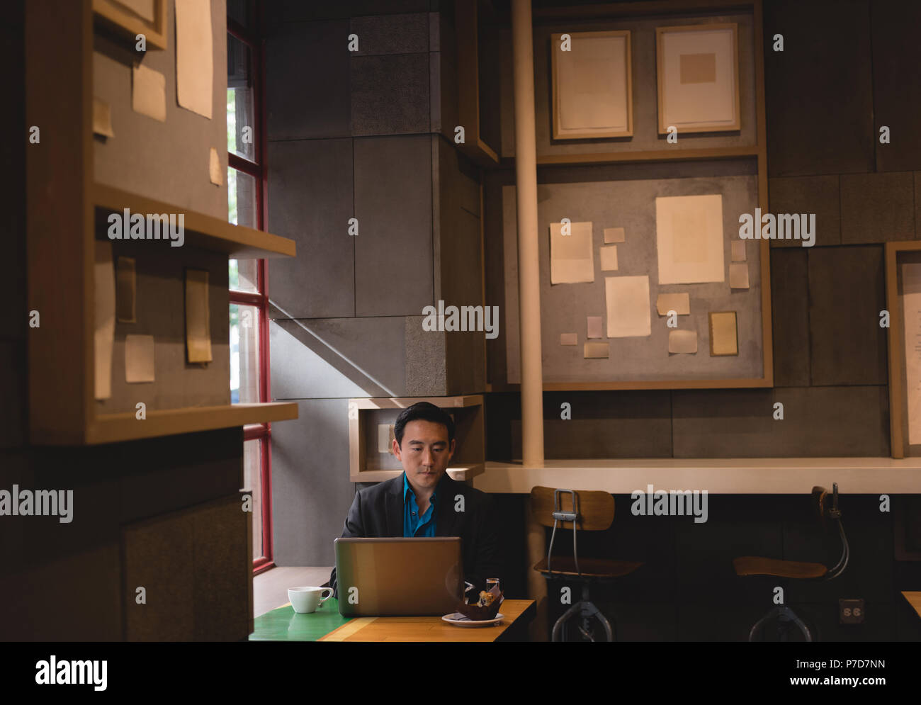 Uomo d affari con computer portatile in coffee shop Foto Stock