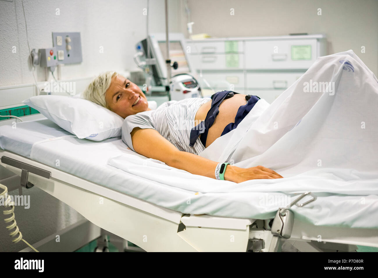 Donna incinta con ctg la registrazione del battito cardiaco fetale e le contrazioni uterine Foto Stock