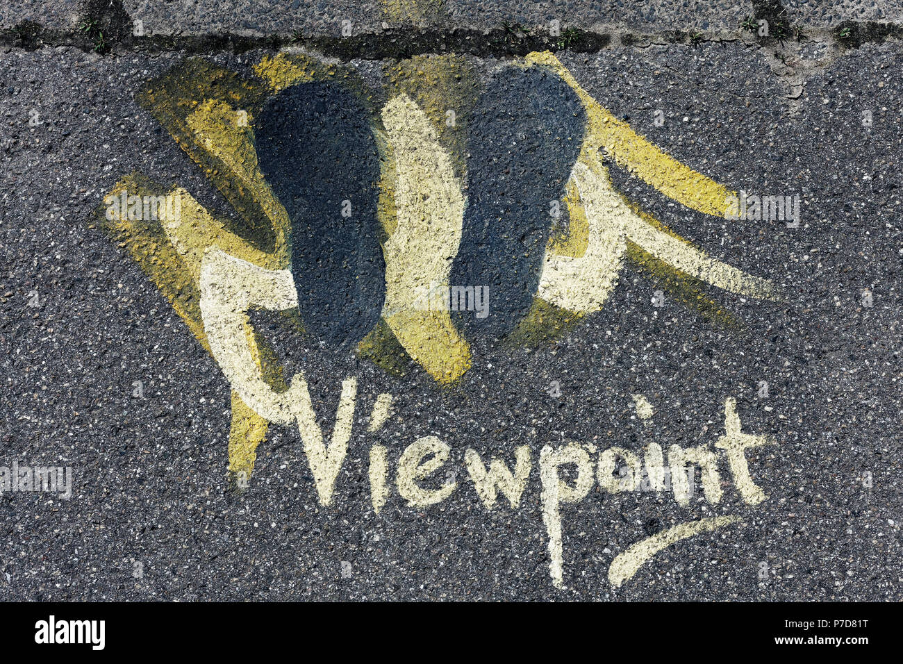 Punto di vista, posizione contrassegnata per la visualizzazione di un 3-D dipinto su asfalto, Reno galleria laterale Uerdingen, Krefeld, NRW, Germania Foto Stock