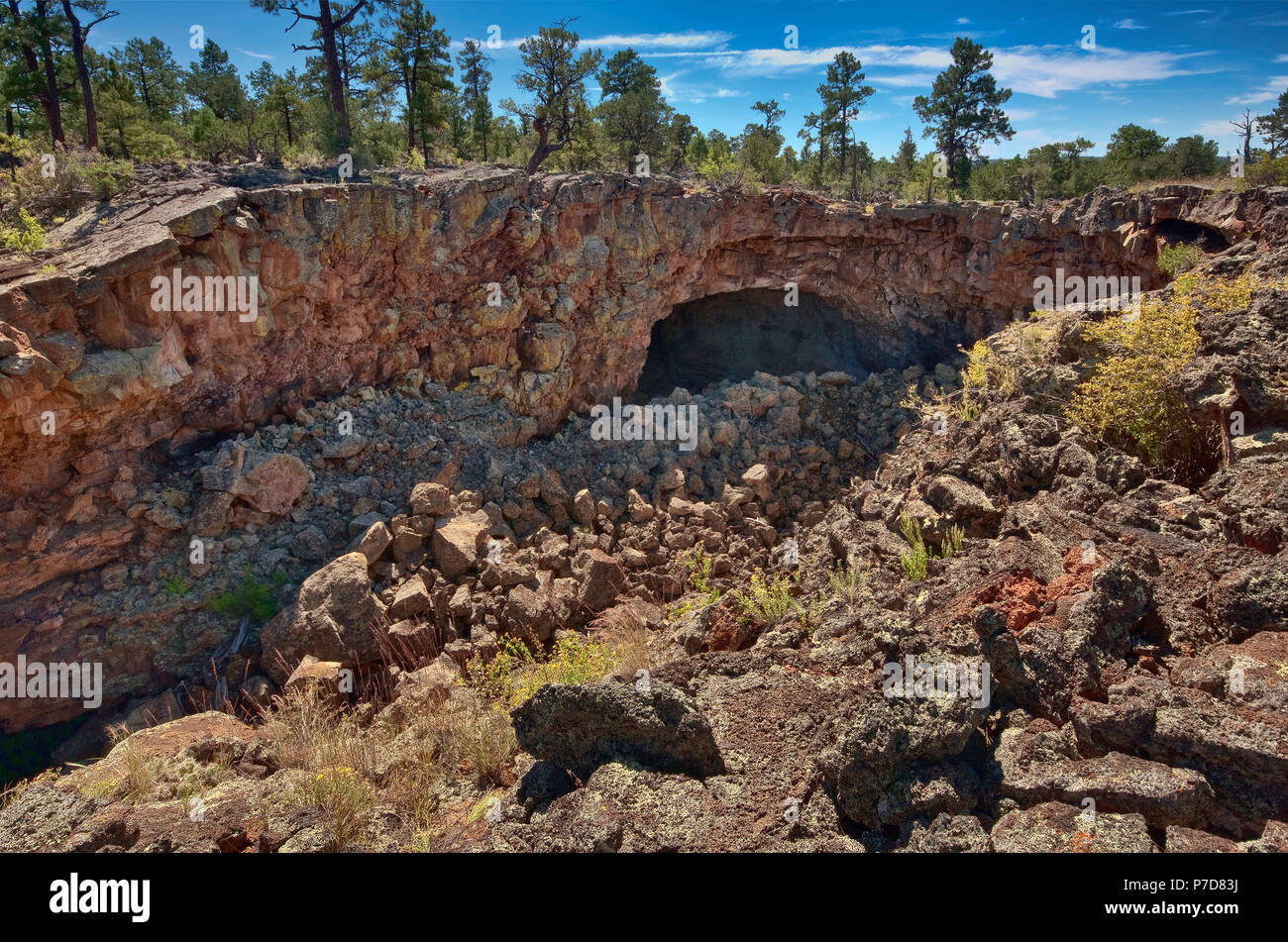 Ingresso al grande Lucernario Grotta, grossi tubi area vulcanica, El Malpais monumento nazionale, Nuovo Messico, STATI UNITI D'AMERICA Foto Stock