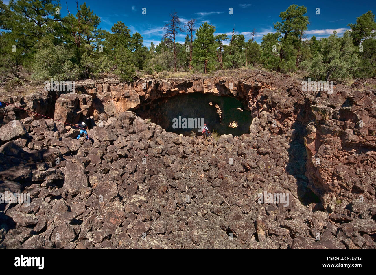 Gli speleologi inserendo quattro finestre grotta, grossi tubi area vulcanica, El Malpais monumento nazionale, Nuovo Messico, STATI UNITI D'AMERICA Foto Stock