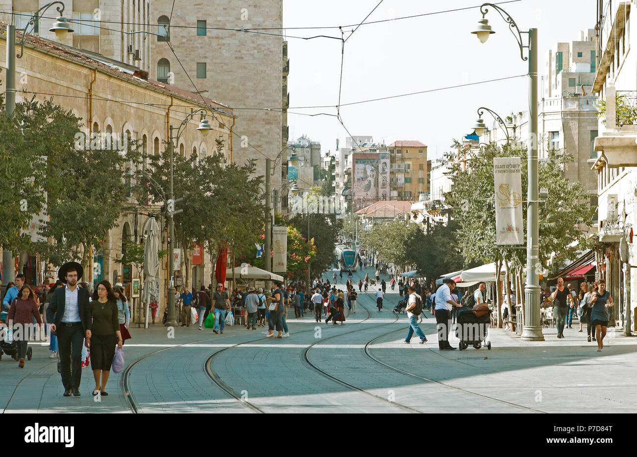 Jaffa street, dietro il nuovo tram, Light Rail Transit, Gerusalemme, Israele Foto Stock